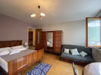 5 minutes from Annecy? Apartment on 2nd floor of a house with large garden - Homestays