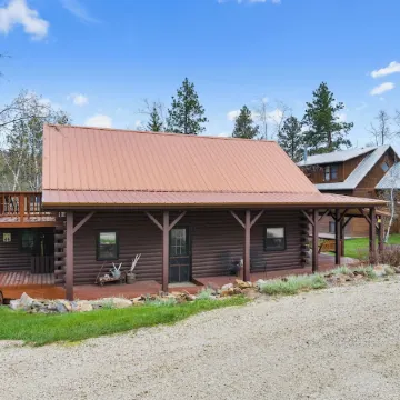 Circle J Lodge, Relaxing pet friendly cabin at Terry Peak with new hot tub!