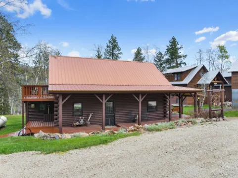 Circle J Lodge, Relaxing pet friendly cabin at Terry Peak with new hot tub!