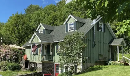Windswept Cottage - Close to skiing, wedding venues, & hiking!