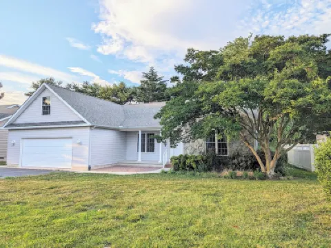 IN TOWN LEWES- NEAR WALKING/BIKING TRAILS /QUIET NEIGHBORHOOD /LINENS INCLUDED Hotels in 