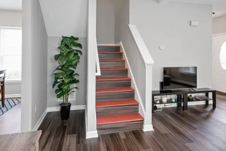 3-5 Mins from Downtown Cozy Clean & Newly Renovated 2 level Home