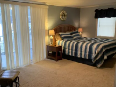Lakefront cottage w/ convenient access to restaurants, atv and snowmobile trails フィリップスのホテル