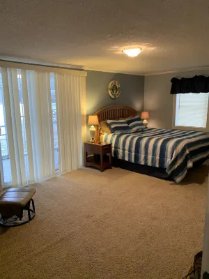 Lakefront cottage w/ convenient access to restaurants, atv and snowmobile trails