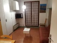 Quiet studio near the center of Allos, close to the famous lake, the Verdon and skiing. فنادق في Allos