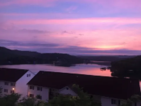 Lakeview Luxury: Stunning 2 Bed, 2 Bath Condo with Breathtaking Lake Views