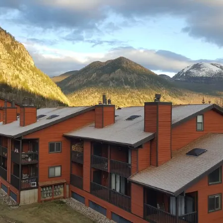 The Mogul Hut - Sleeps 7 - King + Queen + Bunks & Twin - Indoor Pool & Hot Tubs