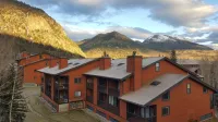 The Mogul Hut - Sleeps 7 - King + Queen + Bunks & Twin - Indoor Pool & Hot Tubs