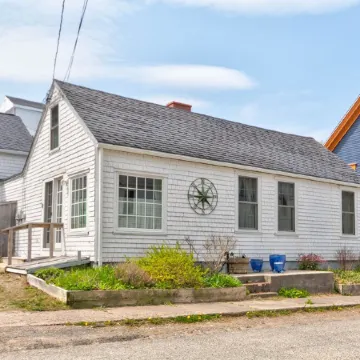 Charming Cottage on quiet street in Historic Eastport
