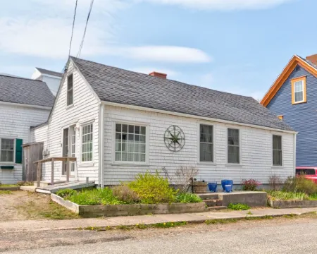 Charming Cottage on quiet street in Historic Eastport Hotels in Eastport