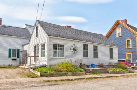 Charming Cottage on quiet street in Historic Eastport
