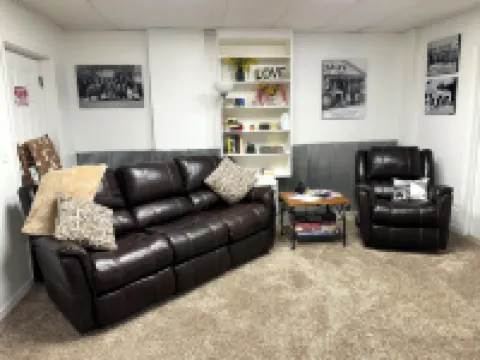 2 Br Large & Cozy Apartment, Front Door & Parking Both under Drive-Thru Carport Hotels in Neosho