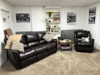 Welcoming & Large, Cozy Apartment, Front Door Parking, 1 Minute Walk to Downtown