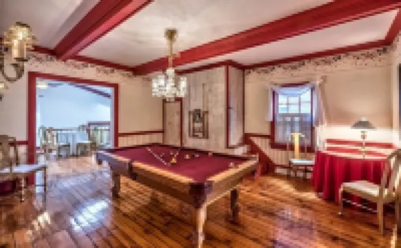 Charming Family & Pet Friendly Stay. 1 Block to Main St.Walk to Dine, Sip & Shop