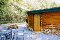 A cozy, romantic cabin perfect for couples.Pets are always welcome, owners too!