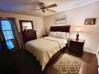 Oxford Town-Close to Campus and Walking Trails-New Furniture!