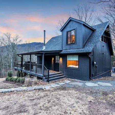 Dreamtime Hillside Cabin w/ hot tub, fire pit, expansive deck