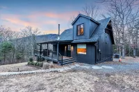 Dreamtime Hillside Cabin w/ hot tub, fire pit, expansive deck - Hytter