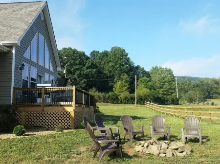 Newly Constructed Mountain Home with Garage!Wonderful Views, yet Close to Town! Отели в г. Клир Крик