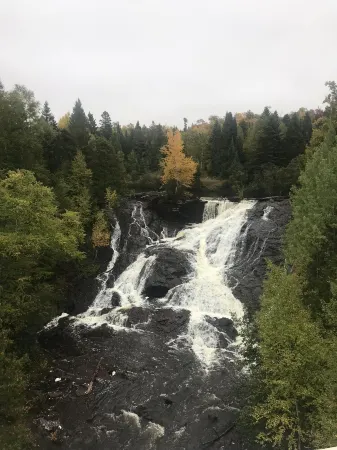 Log Home Retreat in Eagle River Отели в г. Куино Каунти