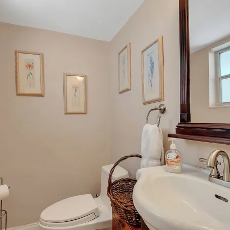 Keybiscayne Charmer half a block from private Beach, Restaurants and Boutiques!!
