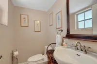 Keybiscayne Charmer half a block from private Beach, Restaurants and Boutiques!! Các khách sạn ở Key Biscayne