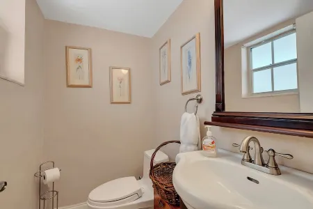 Keybiscayne Charmer half a block from private Beach, Restaurants and Boutiques!! Отели в г. Ки-Бискейн