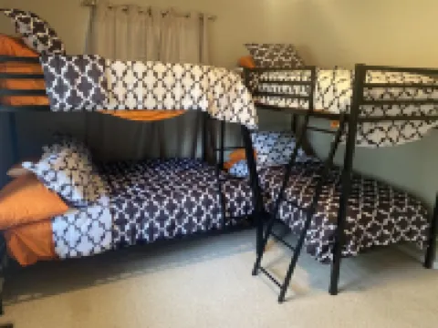 Newly Remodel - 1 Mile to Stadium-Sleeps 8