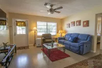 Beautiful little two bedroom cottage in scenic Jensen Beach.