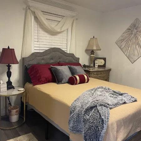 Home Sweet Home, Spacious Sunroom & Fun Deck!