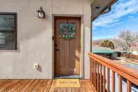 Urban Float - Private Heated Pool & HotTub & Firepit