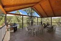Canyon-View Retreat Minutes from Zion with Hot Tub, Game Room & Chef’s Kitchen