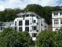 Luxury apartment with 2 bedrooms, large balcony - only 200m to the sea