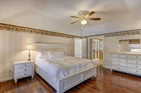 Modern Like New LUXURY 3,200 SQ FT Home In An Awesome Location! Sleeps 12! Hotels near Sherwood Plaza