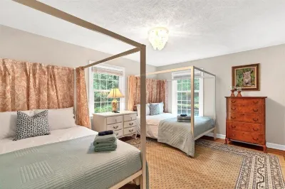 Pool-Sleeps 20-Stylish- 5 mins to downtown Southern Pines- Close to Pinehurst
