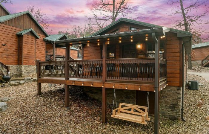 March Sale! Lakefront Cabin directly on Table Rock Lake: w/Pool+Hot Tubs