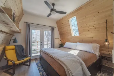 The Cabin on Main St., A Quiet Getaway with whole family, History. Pet friendly.