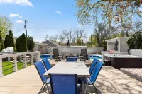 Hot tub open all year! Private heated pool, sleeps 10 near downtown New Buffalo! Hotels in New Buffalo