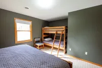 Your own private lake with lodge! Sleeps 24 people. Lots of parking.