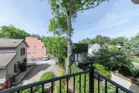 ★Private terrace & parking ★ at this Historic 1800's Townhome in ❤︎ of City - Jacuzzi