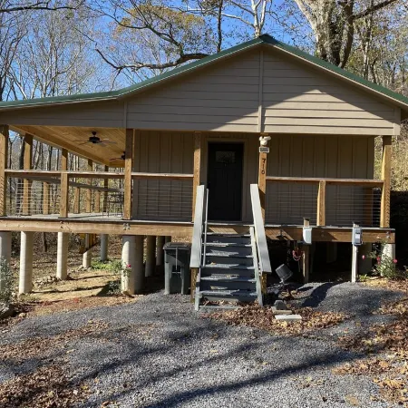Secluded Couple’s one bedroom creek view cabin on Craigs Creek in Oriskany Va. Отели в г. Ботетот