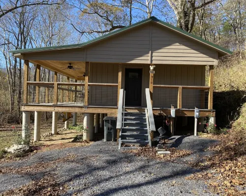 Secluded Couple’s one bedroom creek view cabin on Craigs Creek in Oriskany Va. 博特托爾特縣住宿飯店