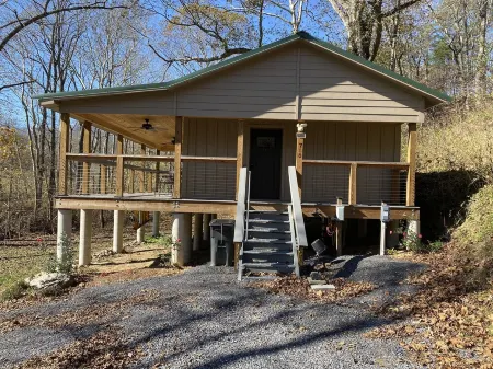 Secluded Couple’s one bedroom creek view cabin on Craigs Creek in Oriskany Va. Отели в г. Ботетот