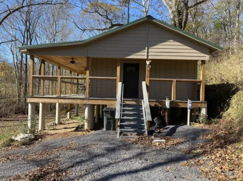 Secluded Couple’s one bedroom creek view cabin on Craigs Creek in Oriskany Va.