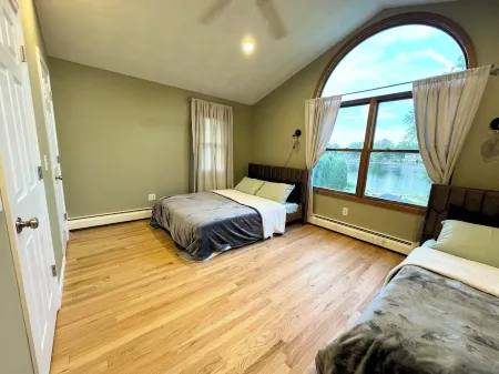 Spacious Lakehouse w/ Private Beach