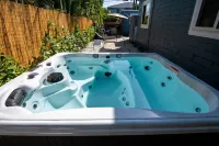 Palm Beach Charm - Hot Tub, Bikes & More! Completely Renovated!