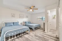 BOARDWALK BUNGALOW - JOHNS PASS & BEACH JUST STEPS AWAY Hotels near Madeira Beach