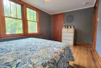 Riverfront Charmer with Character & Entertainment 맥헨리 호텔