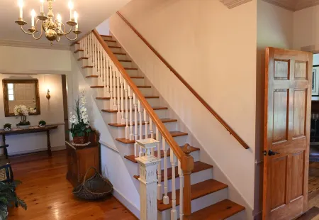 Athlone Farm: Spacious, Gorgeous Grounds, Historic Outbuildings, Summer Deals! Отели рядом с достопримечательностью «Lazy Days Winery»