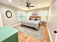 New! Spacious midcentury steps from the square in La Grange +15 min to Round Top Hotels near The Quilted Skein - Quilt Shop near Houston & Austin TX